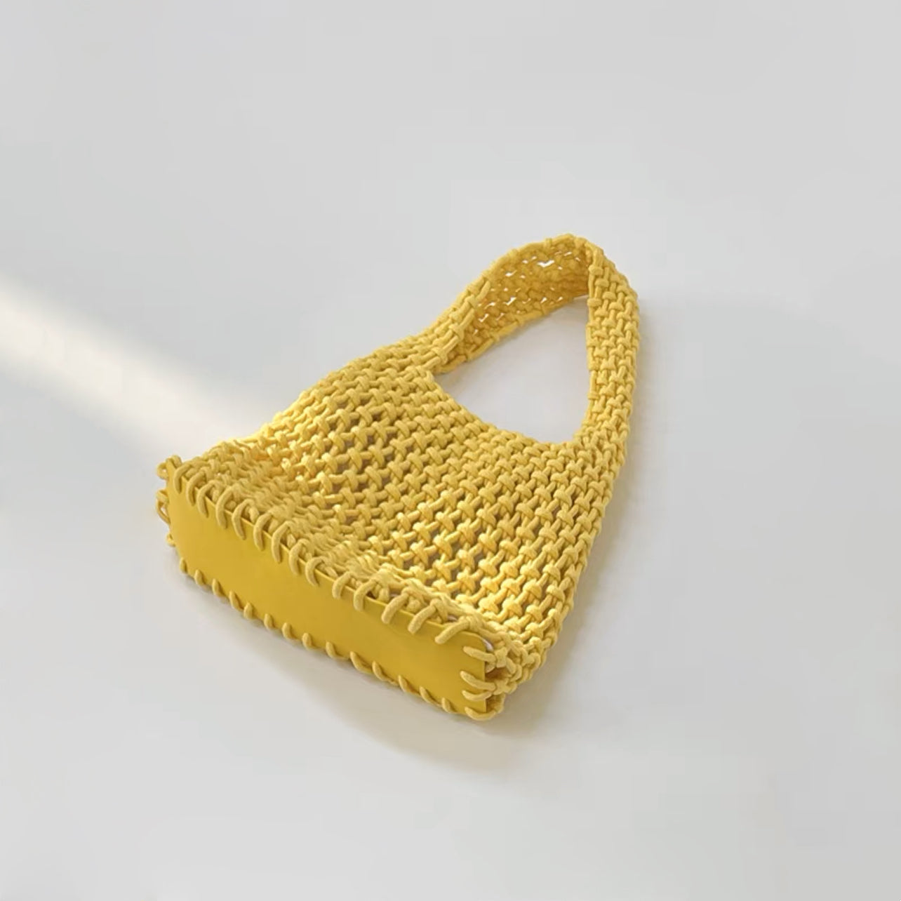 Piccola borsa multicolore all'uncinetto