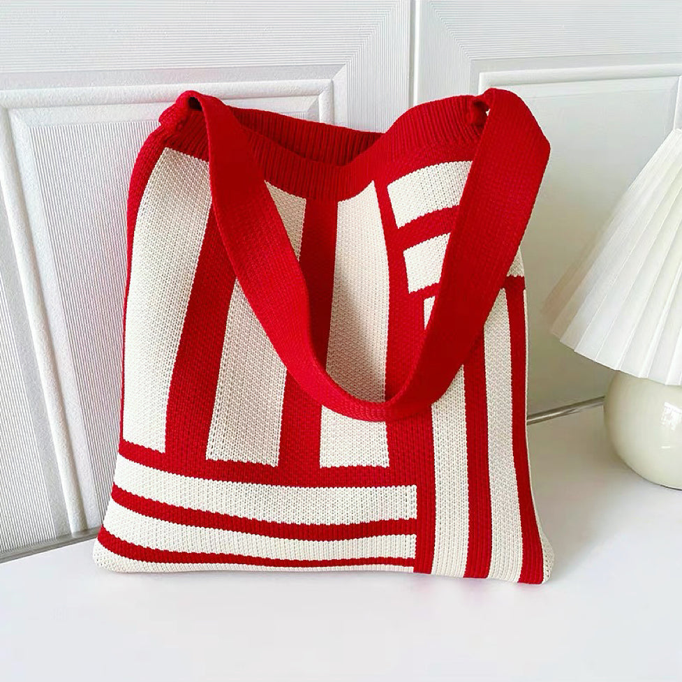 Gestrickte Tasche mit geometrischen Linien
