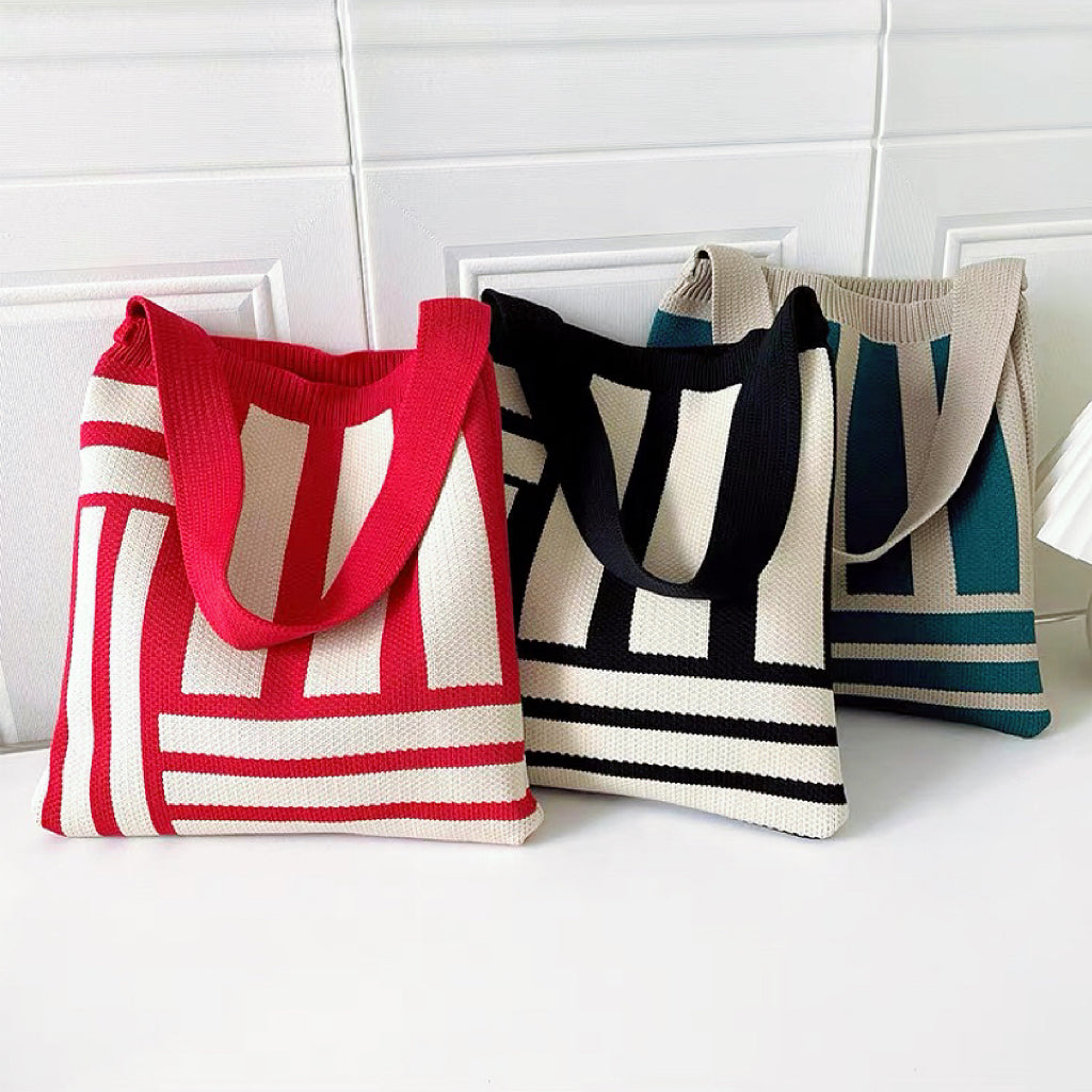 Gestrickte Tasche mit geometrischen Linien