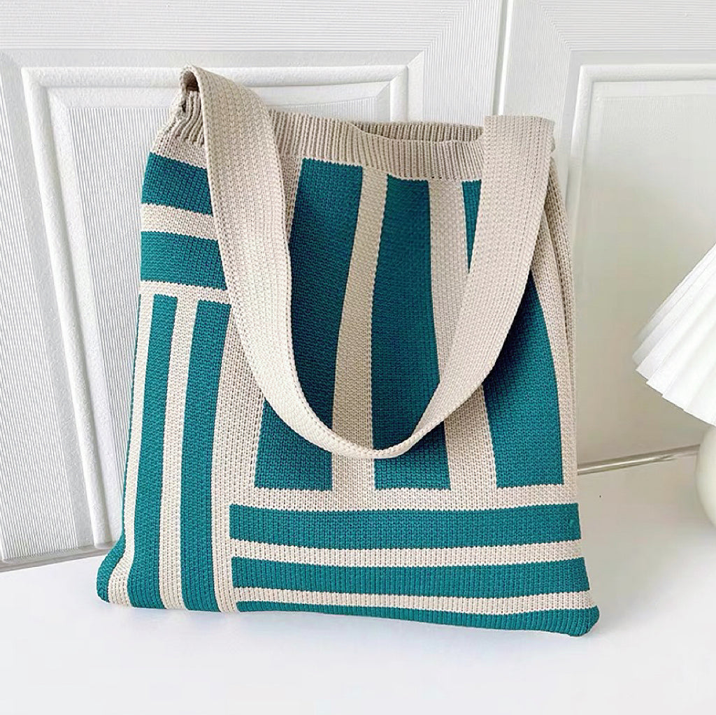 Gestrickte Tasche mit geometrischen Linien