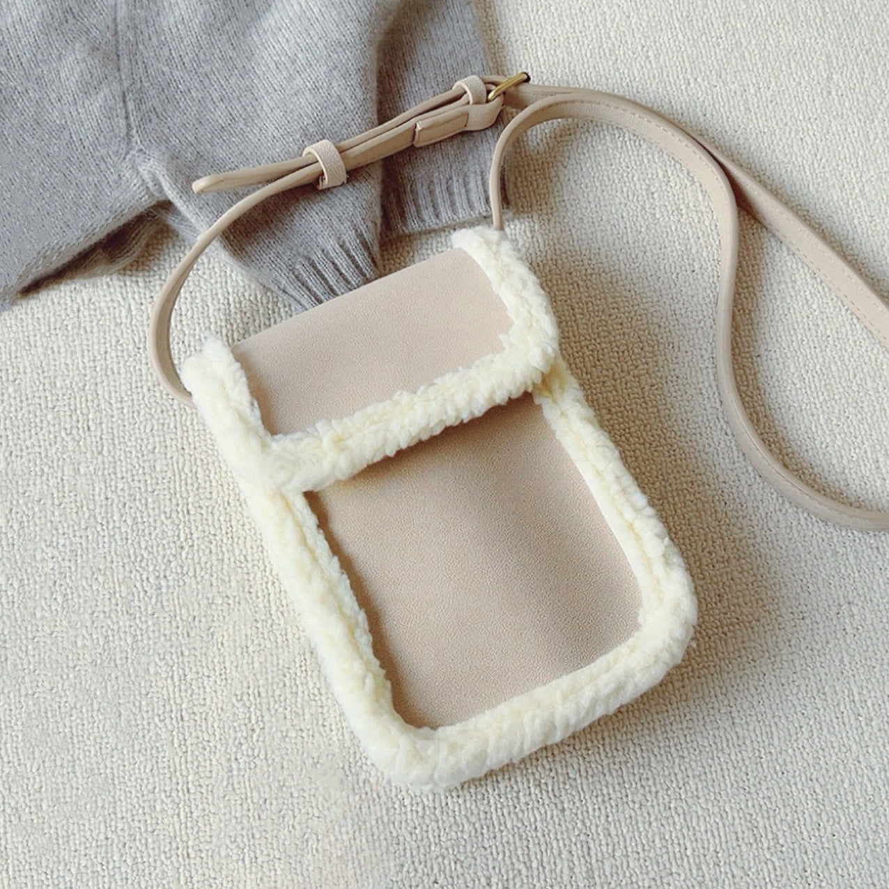 Borsa a tracolla in pelle scamosciata con finiture in peluche