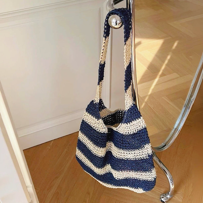 Borsa tote in paglia lavorata all'uncinetto a righe blu