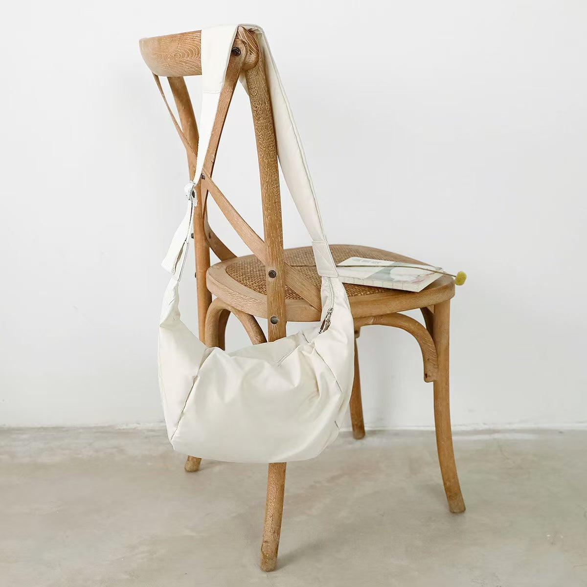 Borsa a mezzaluna elegante in giunco