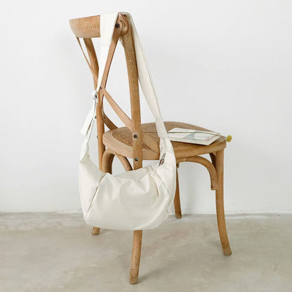 Borsa a mezzaluna elegante in giunco