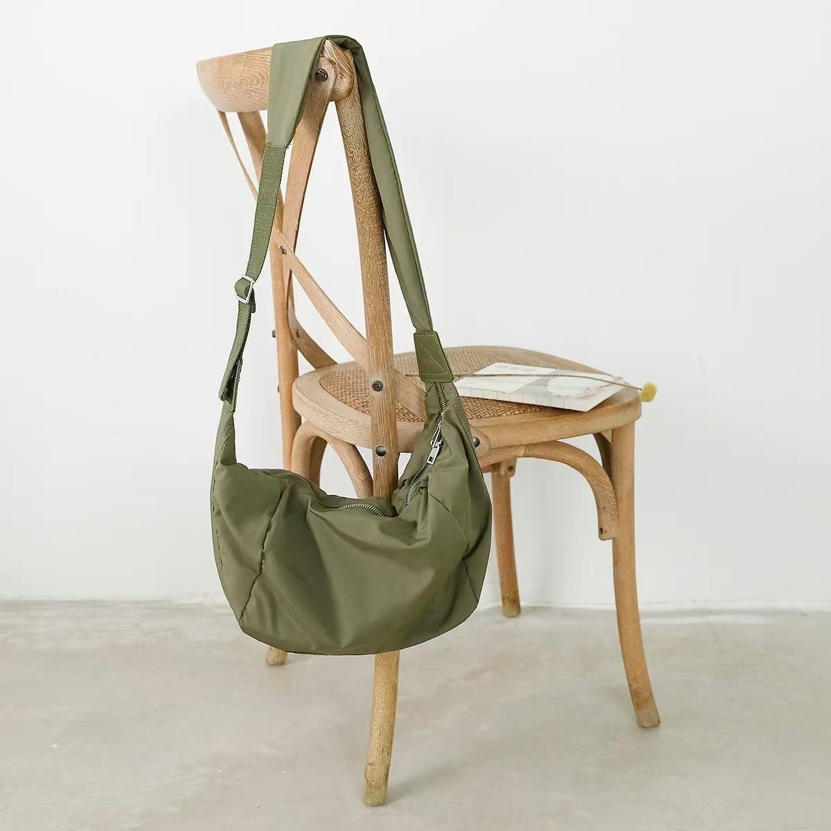 Borsa a mezzaluna elegante in giunco