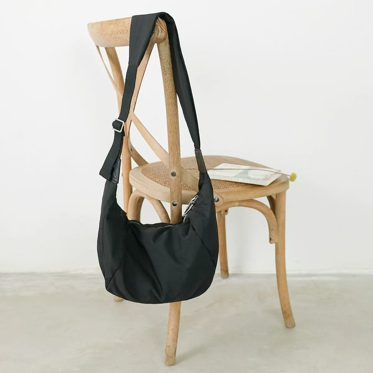 Borsa a mezzaluna elegante in giunco