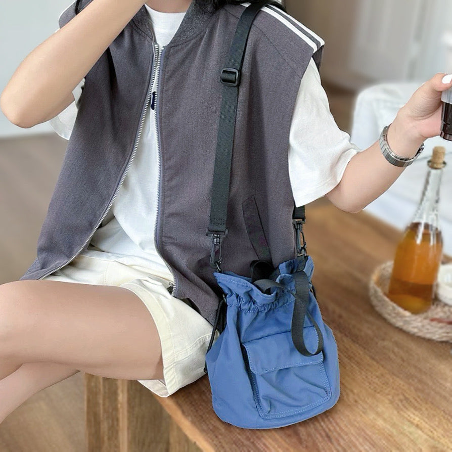 Mini borsa a secchiello con coulisse in nylon