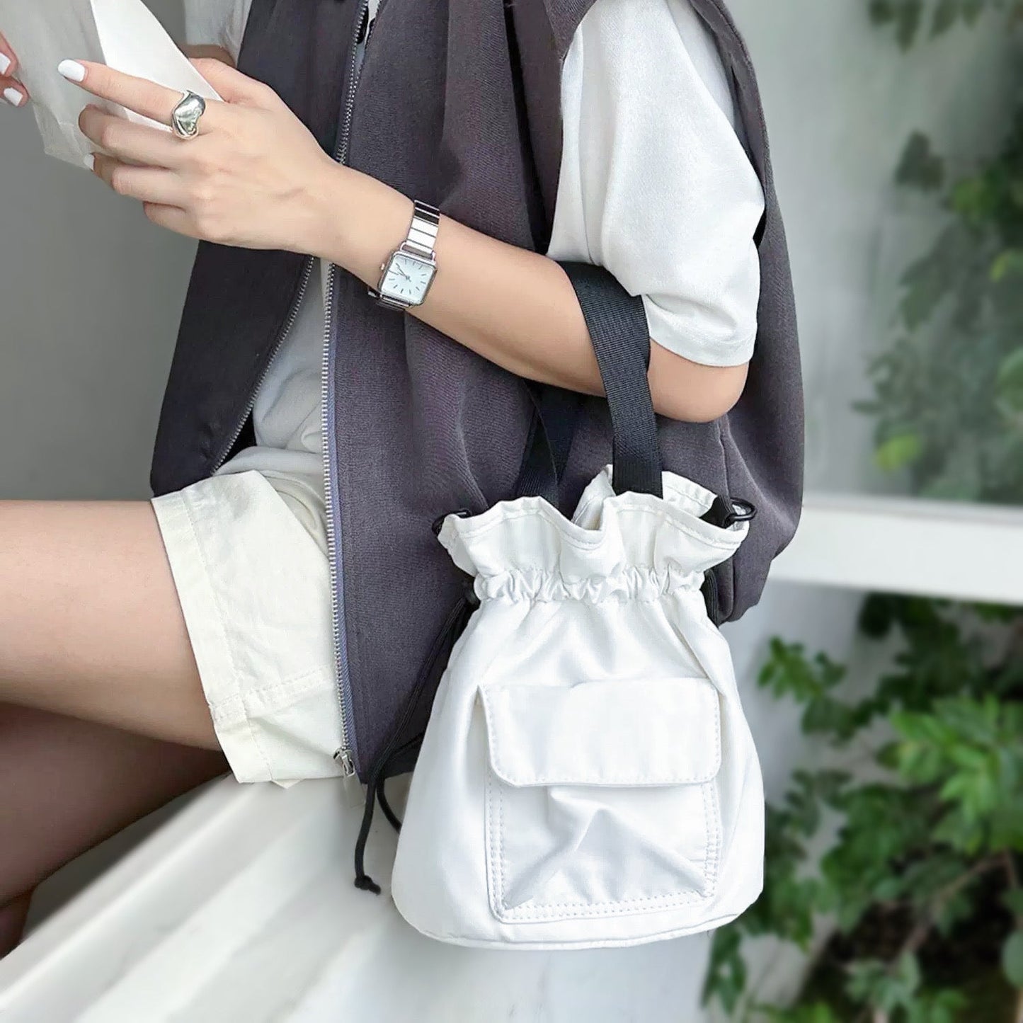 Mini borsa a secchiello con coulisse in nylon