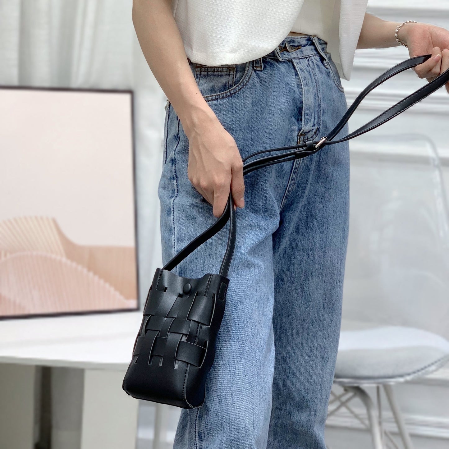Umhängetasche aus gewebtem Leder mit Hohldesign