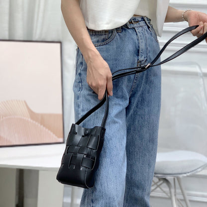 Umhängetasche aus gewebtem Leder mit Hohldesign