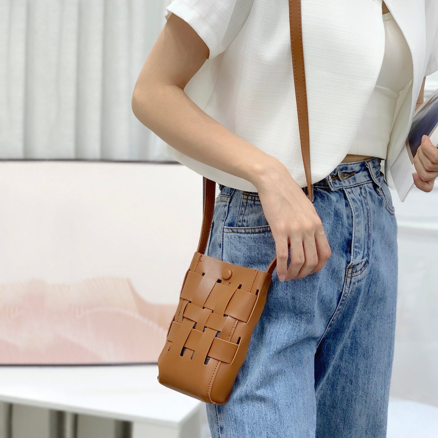Umhängetasche aus gewebtem Leder mit Hohldesign