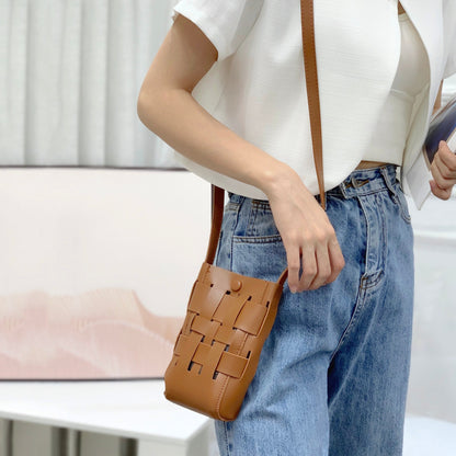 Umhängetasche aus gewebtem Leder mit Hohldesign