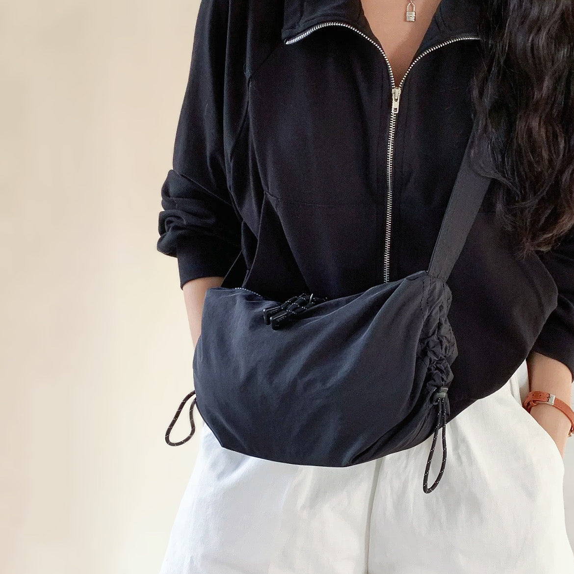 Borsa a tracolla con coulisse plissettata