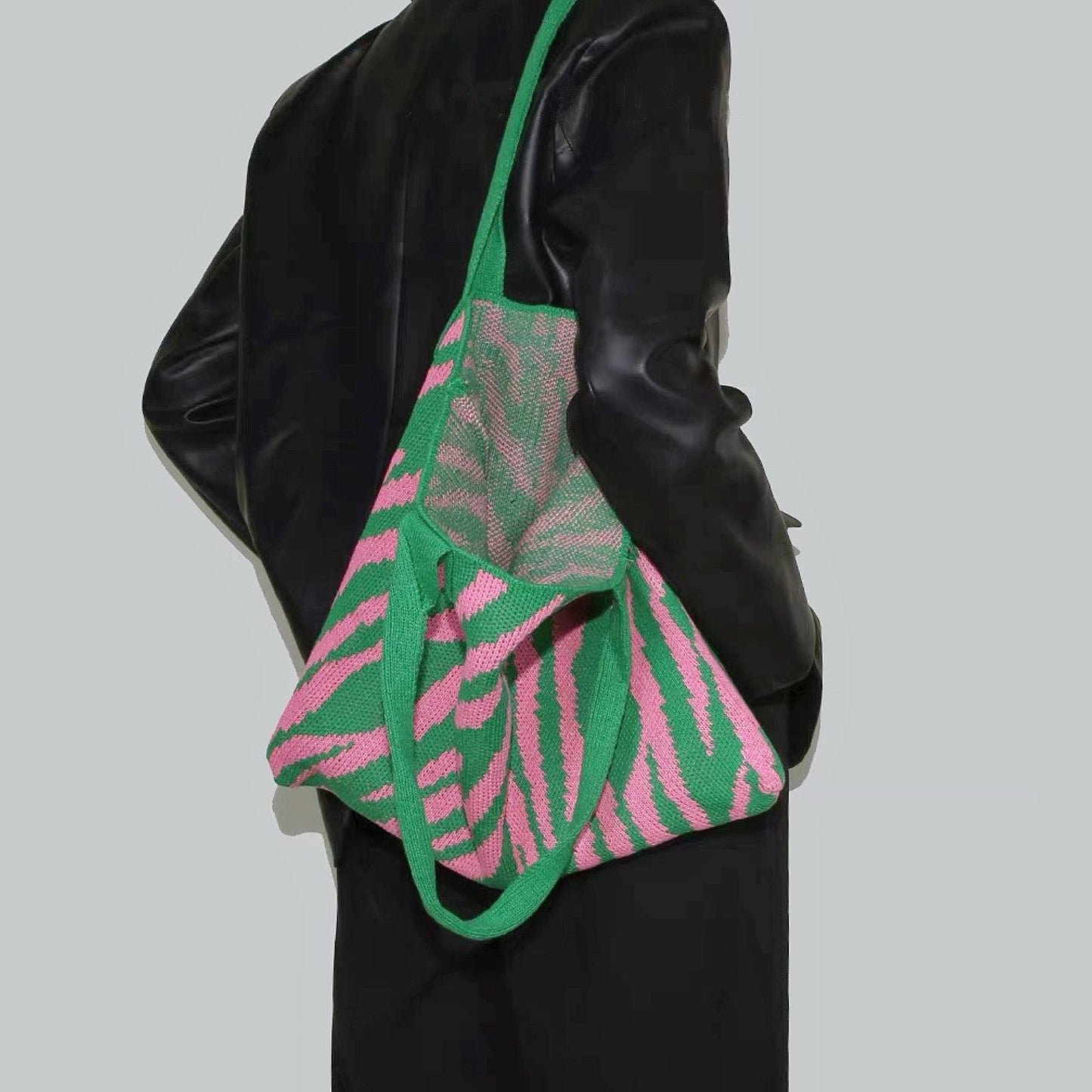 Gestrickte Tragetasche mit Zebra-Print
