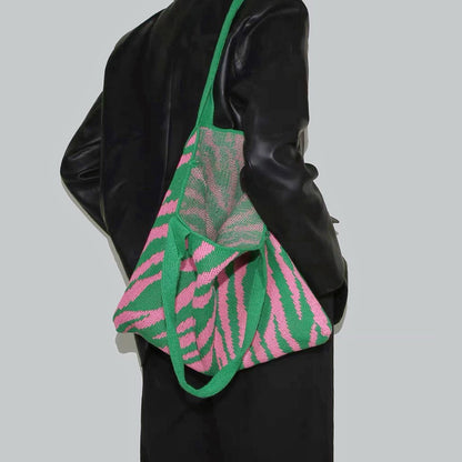 Gestrickte Tragetasche mit Zebra-Print