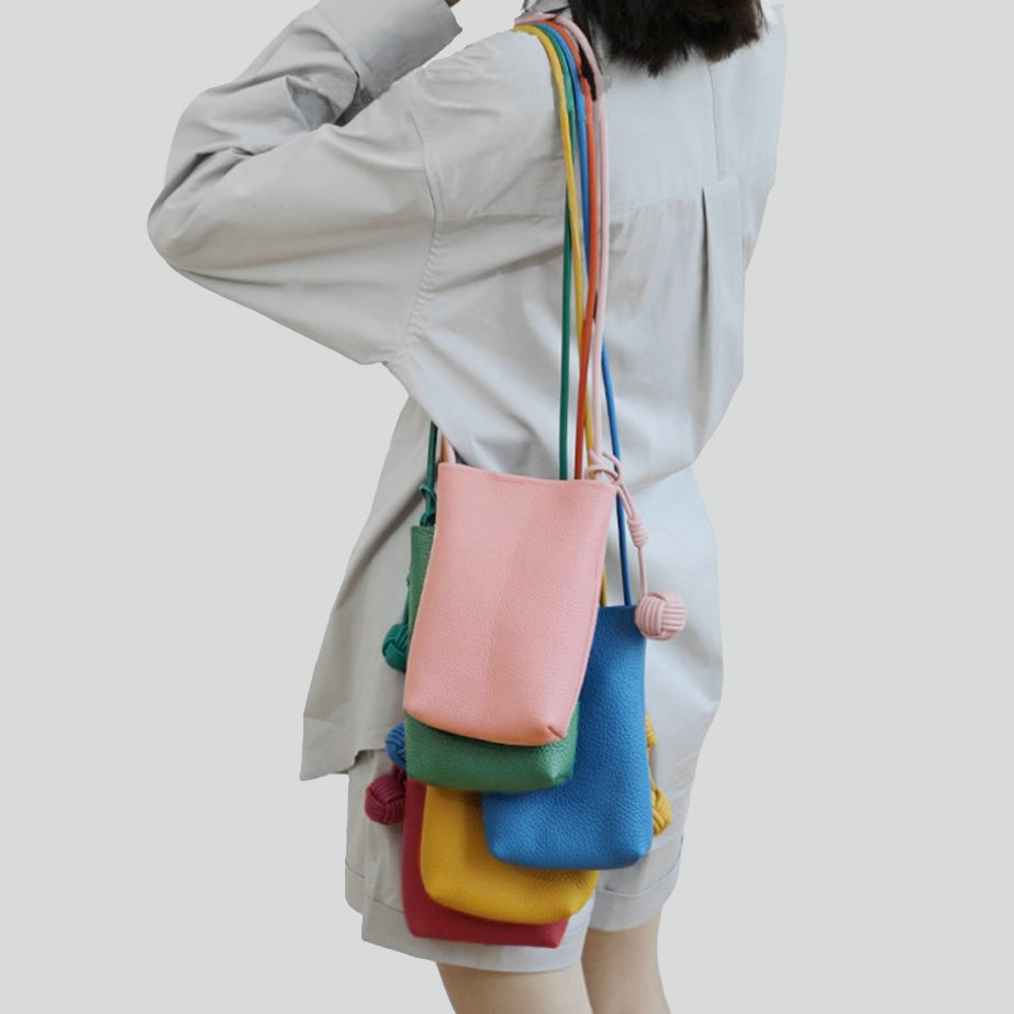 Mehrfarbige Ledertasche mit hängenden Kugeln