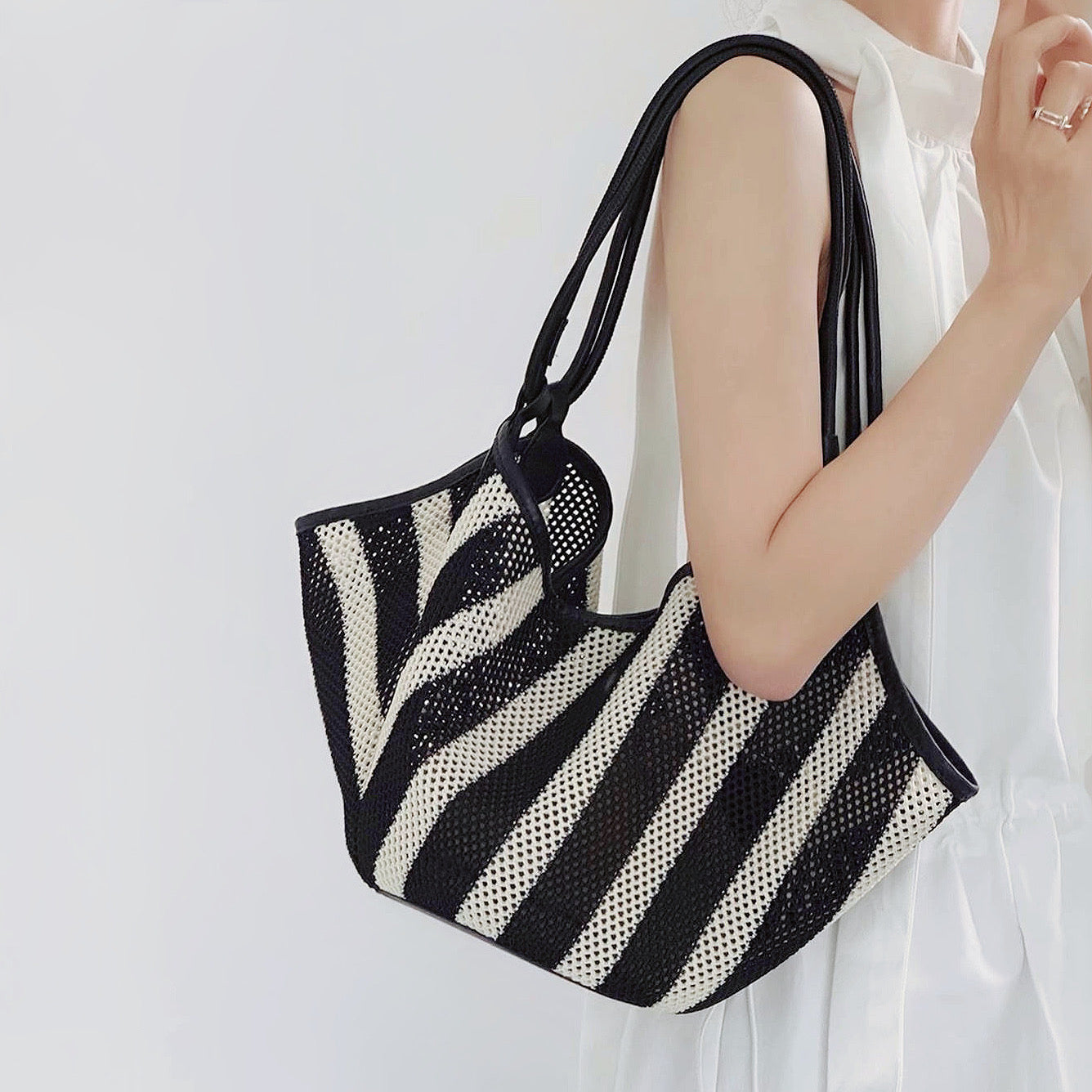 Borsa a cestino a righe bianche e nere