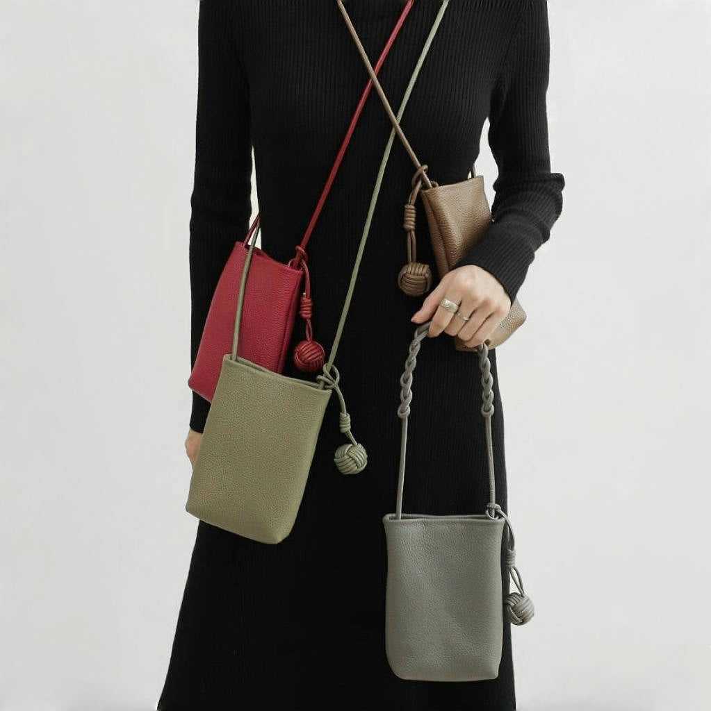 Ledertasche mit hängenden Kugeln