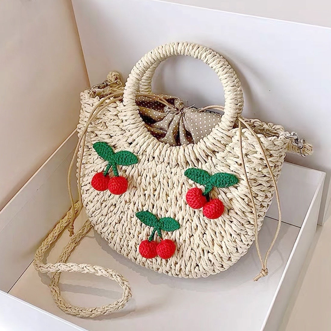 Borsa di paglia in rattan di ciliegio