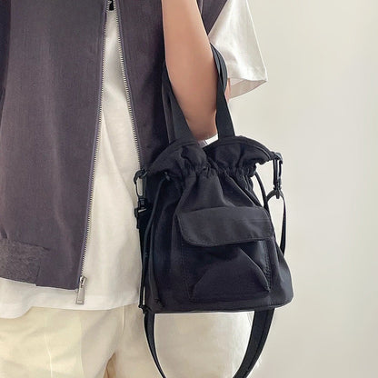 Mini borsa a secchiello con coulisse in nylon