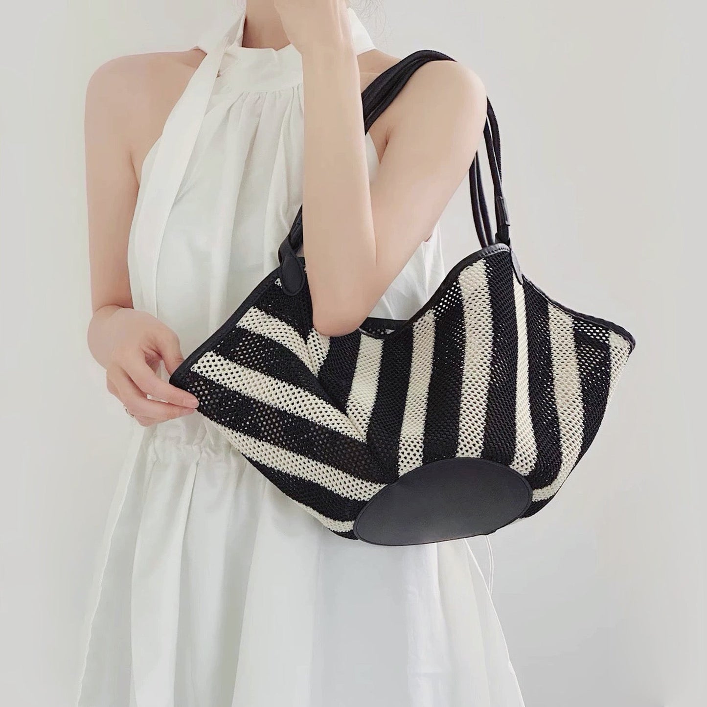 Borsa a cestino a righe bianche e nere