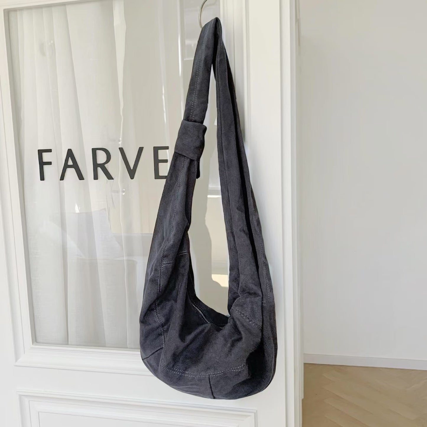 Borsa a mezzaluna in velluto a coste