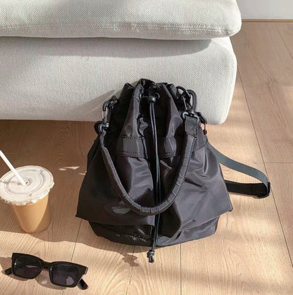 Borsa a secchiello con coulisse in nylon
