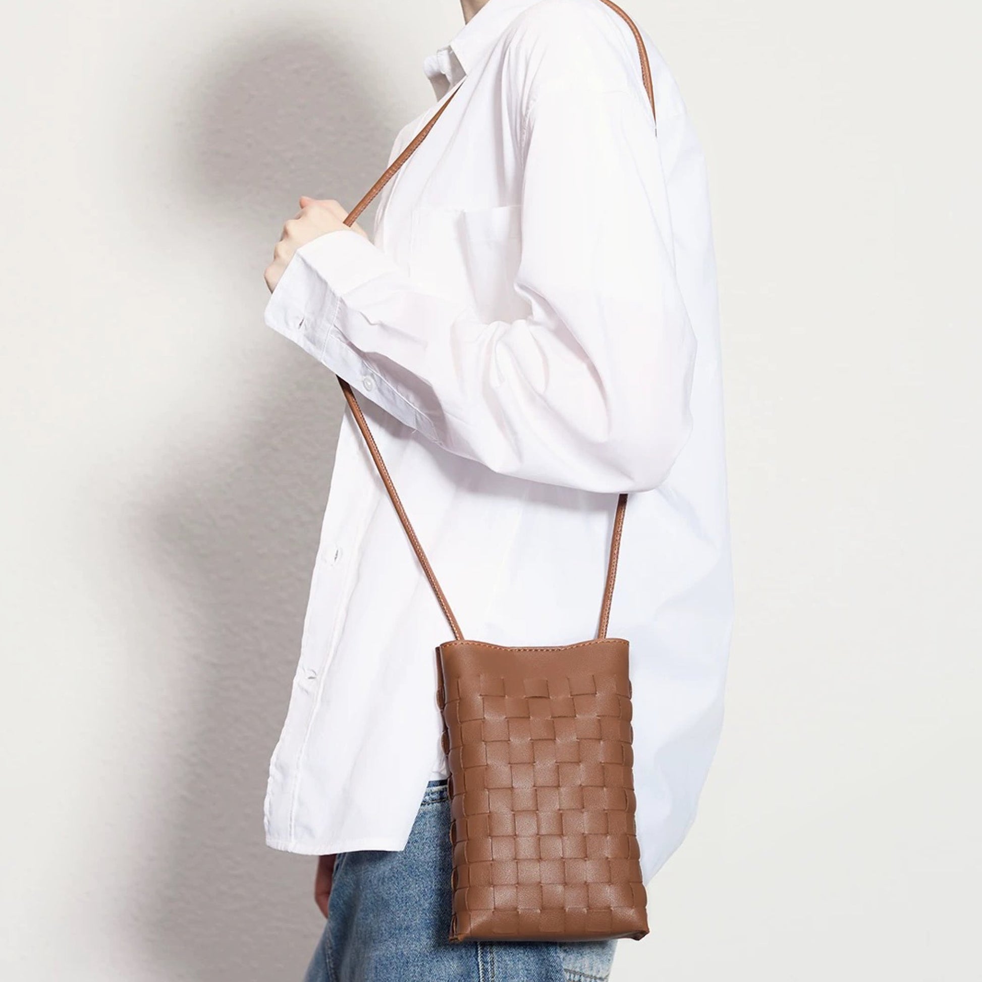 Model carrying a brown crossbody bag on the shoulder, easy for commuting and weekends.
