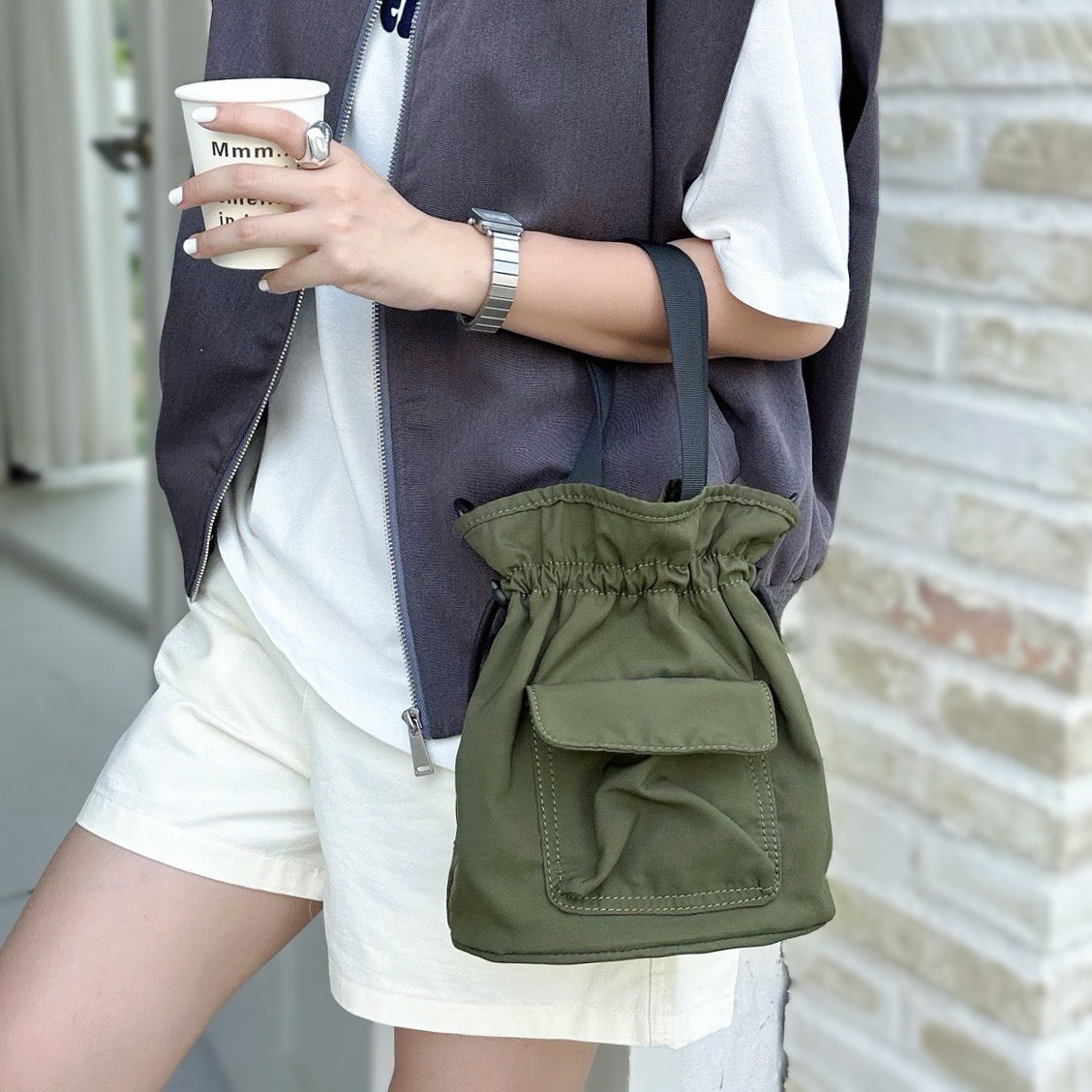 Mini borsa a secchiello con coulisse in nylon