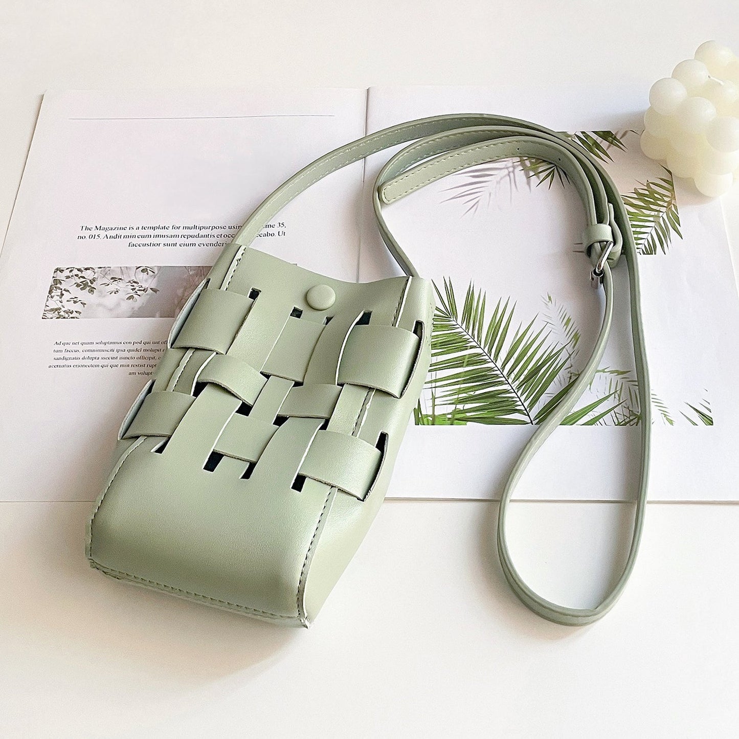 Umhängetasche aus gewebtem Leder mit Hohldesign