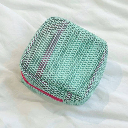 Mint Chroma mesh pouch with pink zipper; airy mesh zip bag for toiletries and quick-dry travel packing.