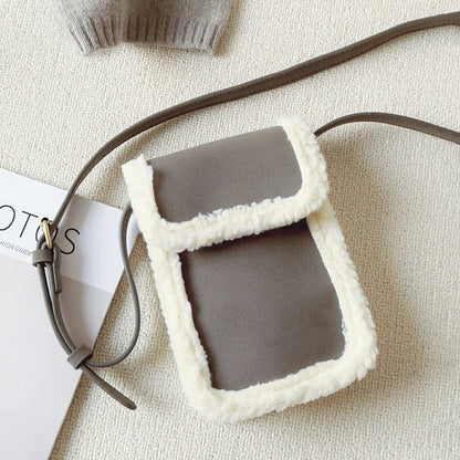 Borsa a tracolla in pelle scamosciata con finiture in peluche