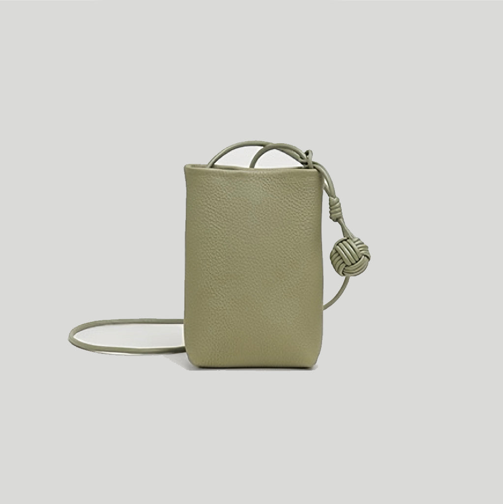 Ledertasche mit hängenden Kugeln