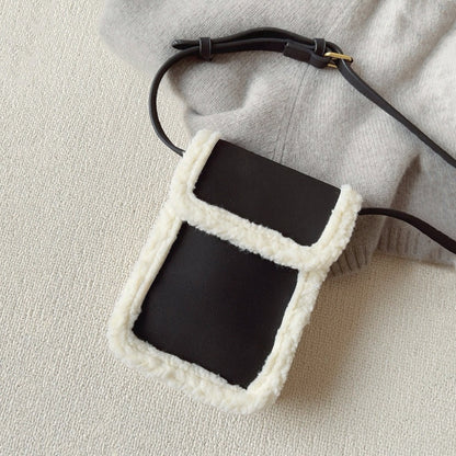 Borsa a tracolla in pelle scamosciata con finiture in peluche