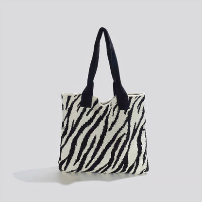 Gestrickte Tragetasche mit Zebra-Print