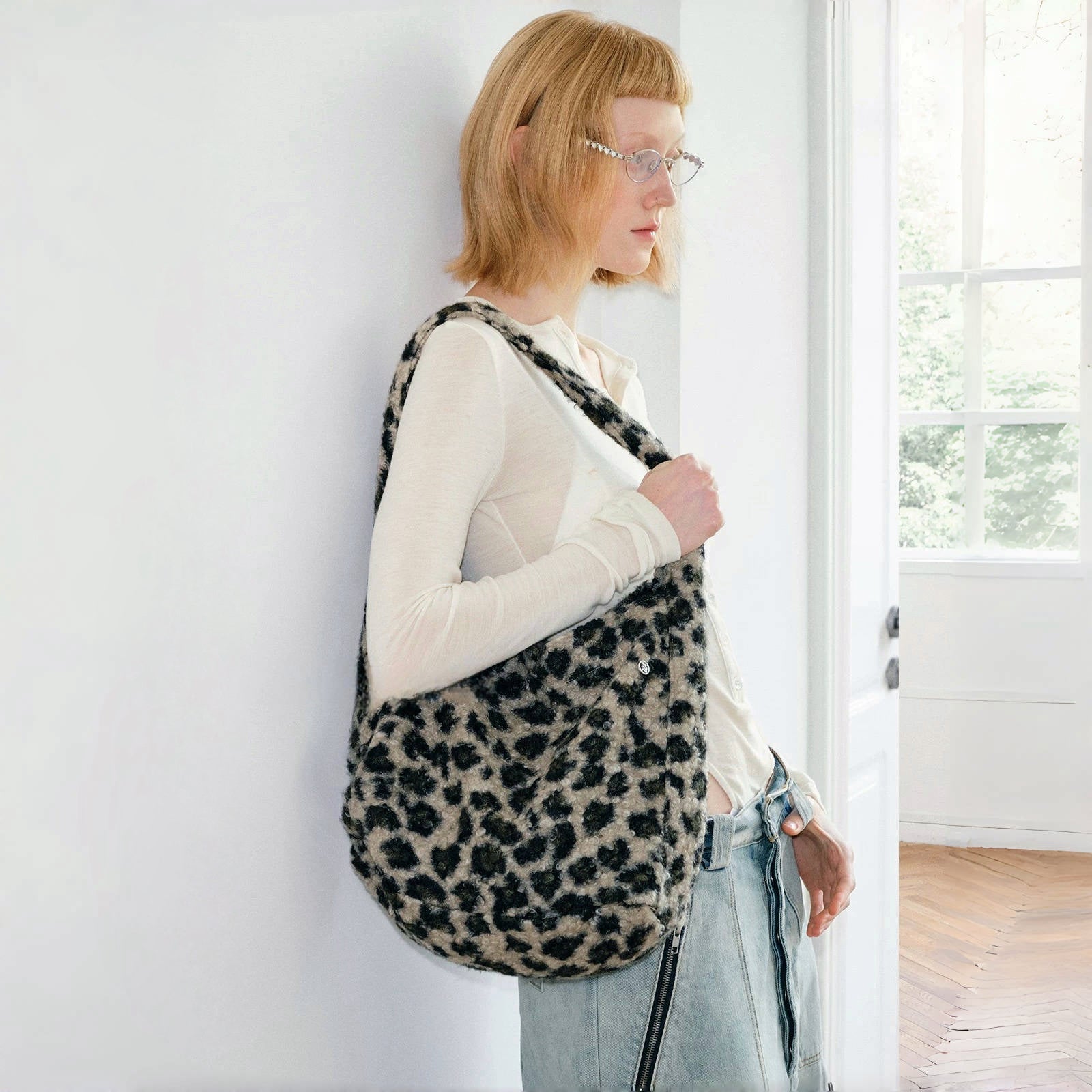 Model carrying a leopard print polyester tote bag on the shoulder , easy for commuting.