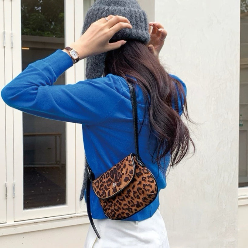 Model carrying a leopard print bag on the shoulder, ideal for city walks and gifting.